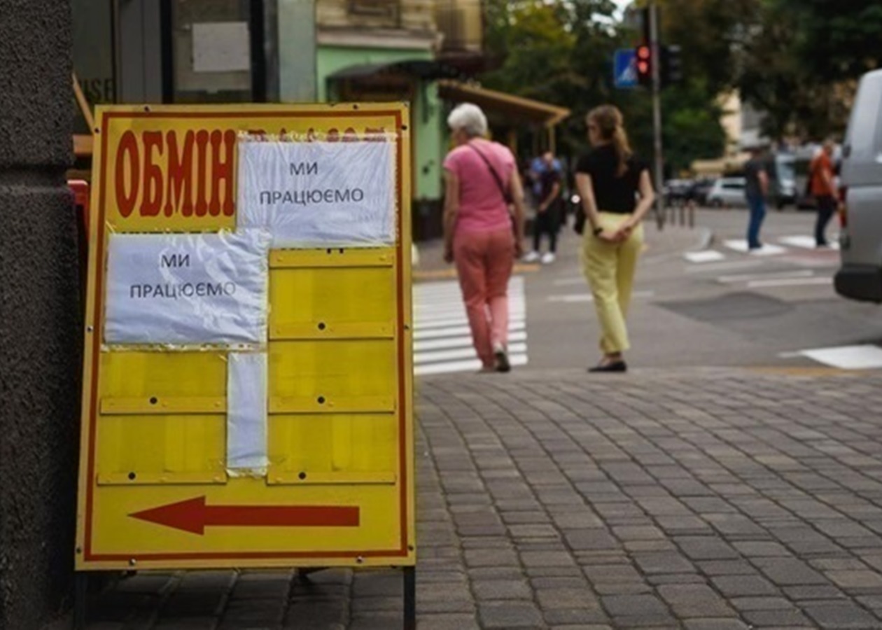 НБУ підняв курс долара, хоча він впав на міжбанку