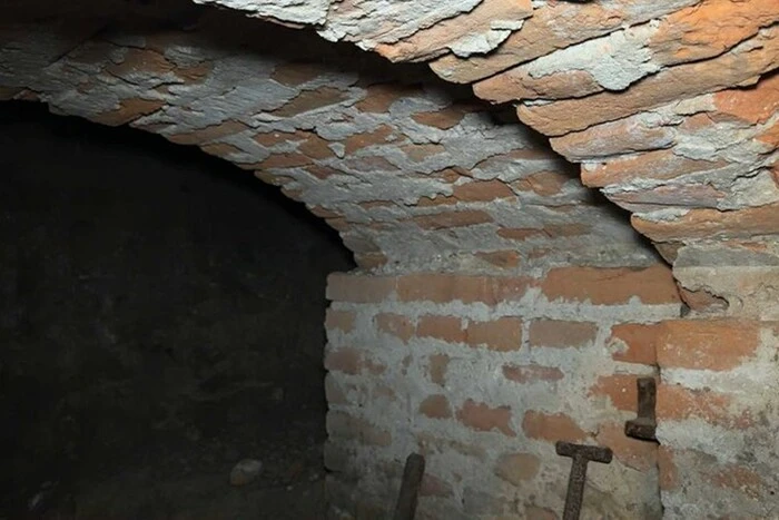 На Хмельниччині чоловік придбав будинок та виявив під ним глибоке підземелля