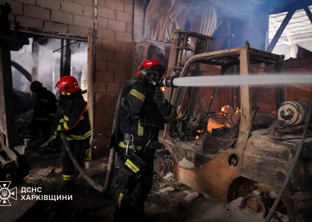 Росіяни вдарили по підприємству на Харківщині: є жертва та постраждалі