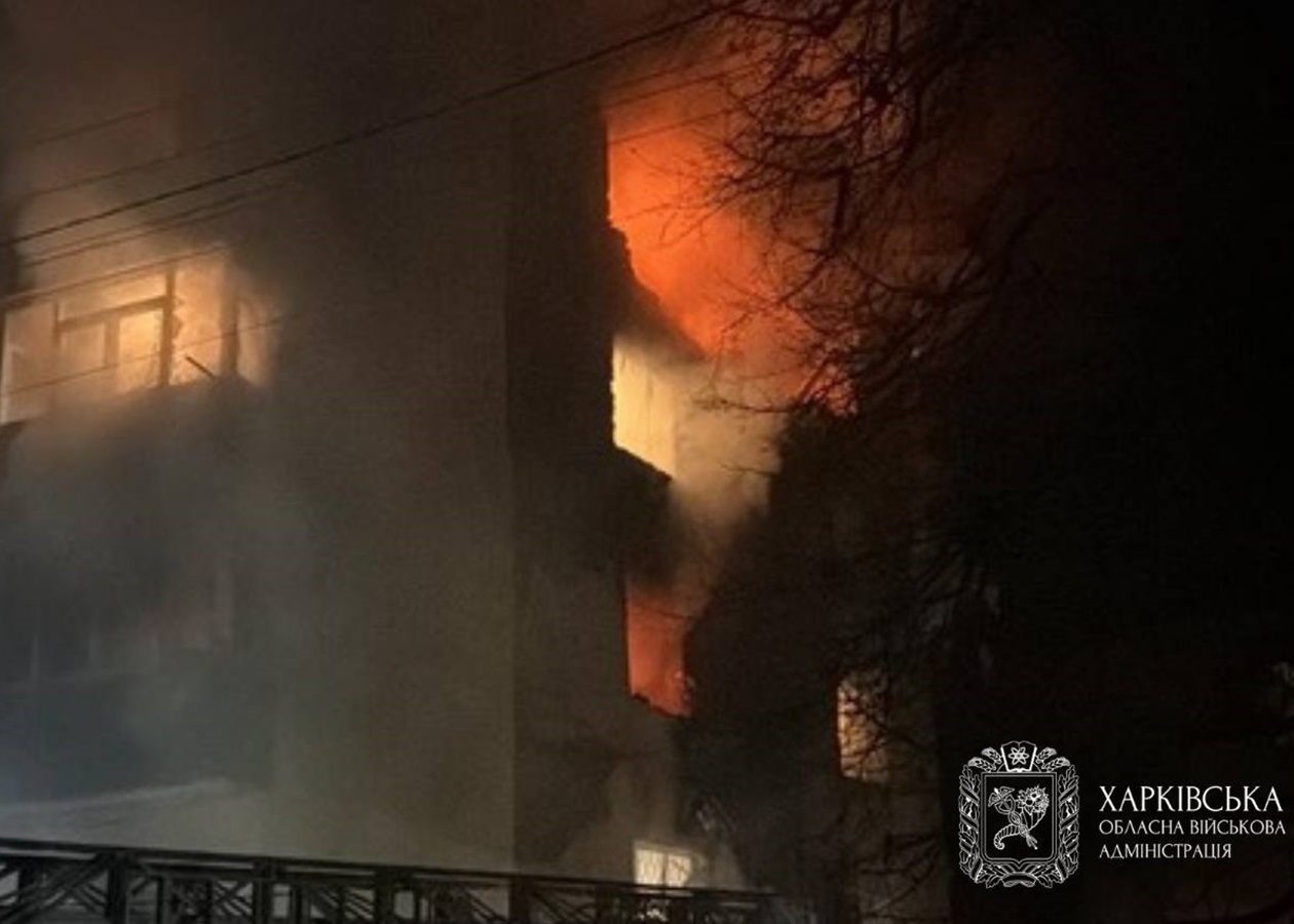 У Чугуєві горить багатоповерхівка після "прильоту"