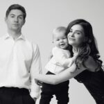 Остапчук із дружиною та сином покидає Україну