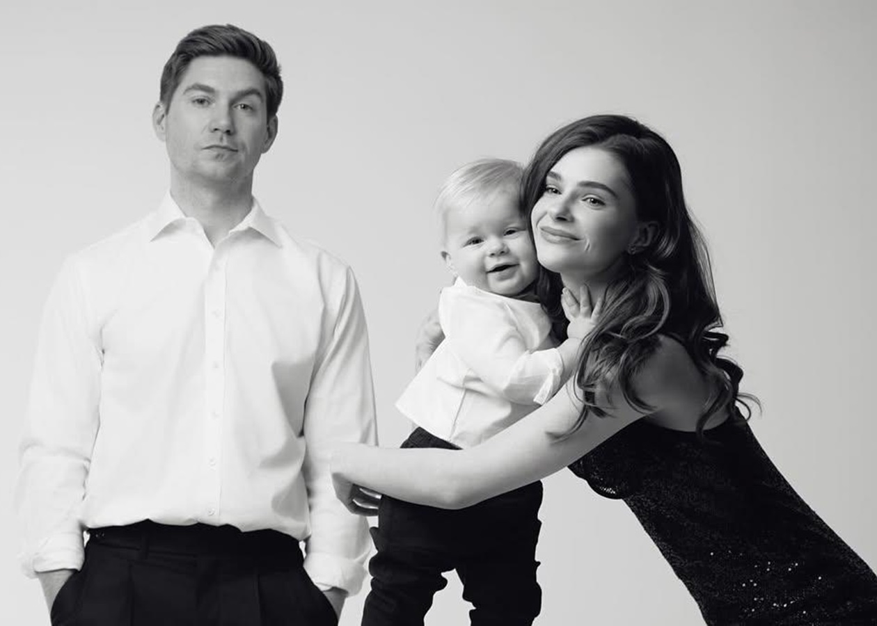 Остапчук із дружиною та сином покидає Україну