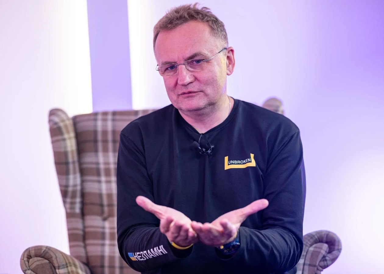 Мер Львова зізнався, що носить одні кросівки вже три роки