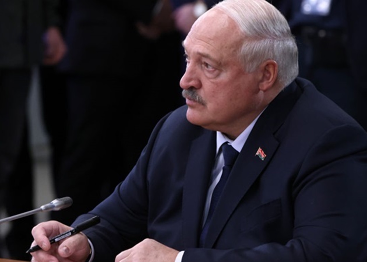 Атаки на НПЗ: Лукашенко пообіцяв "підставити плече" Росії