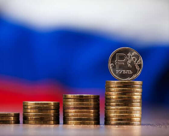 Військові витрати та зростання зарплат витягнули економіку РФ зі спаду, — Bloomberg