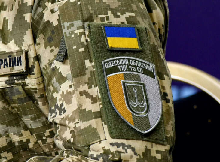 В Одесі невідомий у цивільному розпилив газ в обличчя водієві, якого зупинили разом із працівниками ТЦК