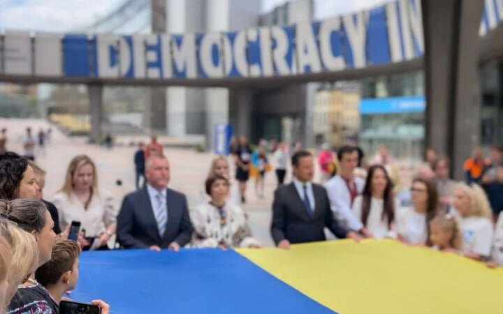 У Брюсселі перед Європарламентом розгорнули 30-метровий прапор України