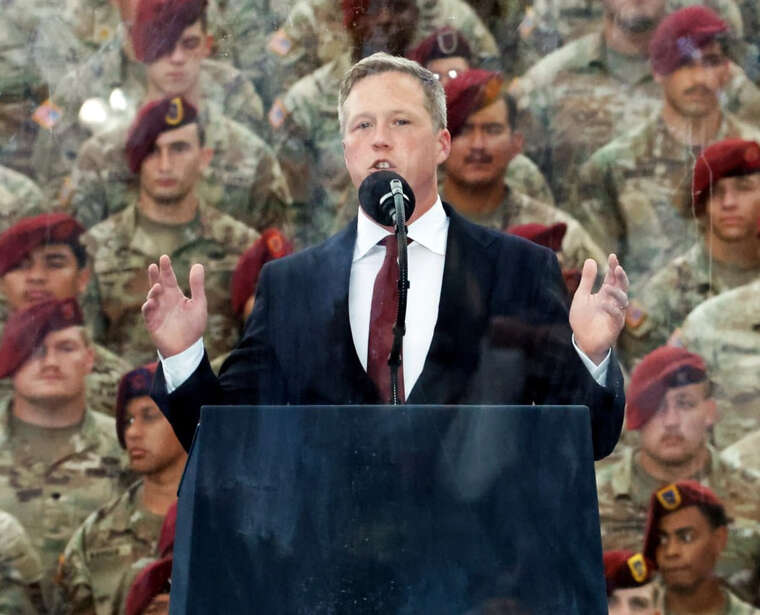 Міністр армії США Дрісколл подав у відставку після конфлікту з Гегсетом