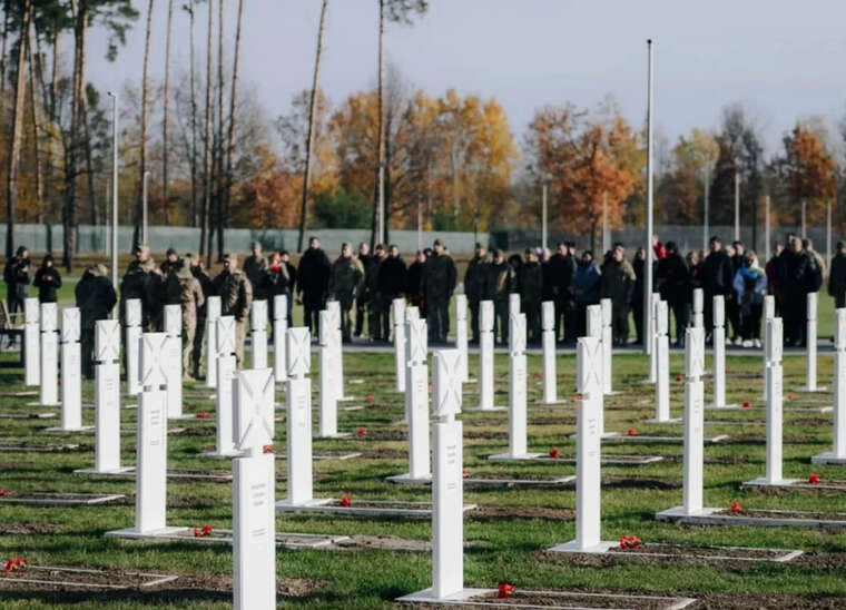 Підряднику військового кладовища арештували майже 26 мільйонів гривень, але він отримав новий контракт на 879 мільйонів