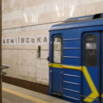 Київський метрополітен відхилив дешевші пропозиції та замовив прес за 50 мільйонів у фірми з керівницею, яка живе в РФ