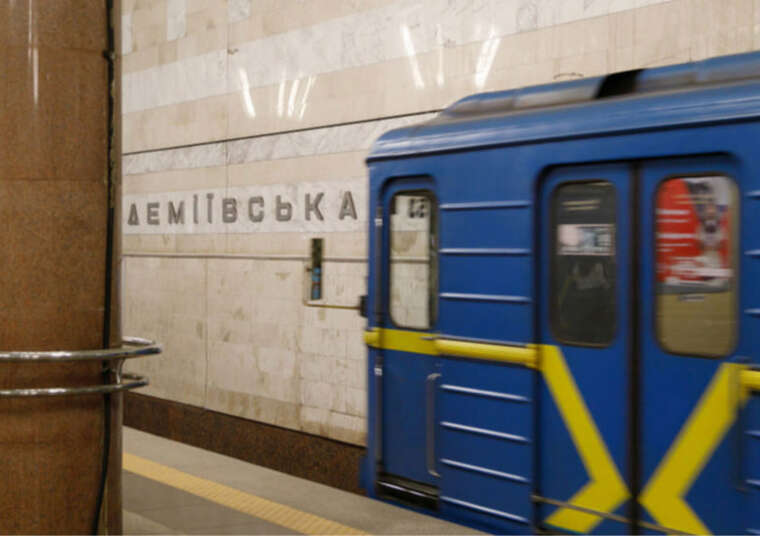 Київський метрополітен відхилив дешевші пропозиції та замовив прес за 50 мільйонів у фірми з керівницею, яка живе в РФ