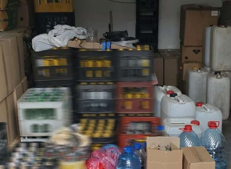 На Закарпатті викрили підпільний алкогольний цех: вилучили 48,5 тонн спирту та майже тисячу пляшок фальсифікату