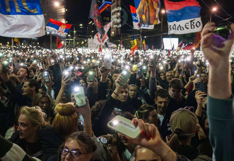 У Белграді святкують поразку Вучича на парламентських виборах у Сербії
