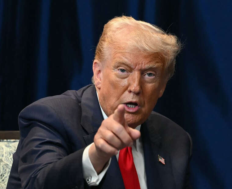 Трамп утретє розповів, як розглядав сідниці сенатора Хастеда: «Пальці були як сосиски»